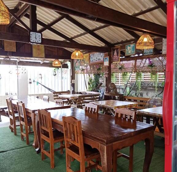 פנסיון J & J Guesthouse