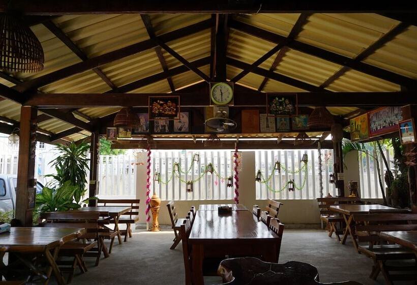 פנסיון J & J Guesthouse