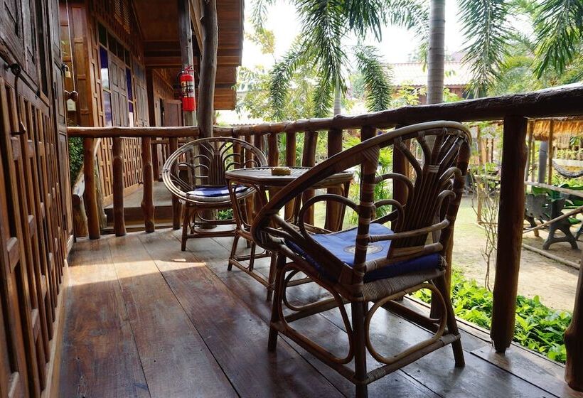 פנסיון J & J Guesthouse