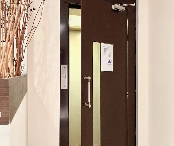 هتل Behomy Corner Eight Lippo Karawaci