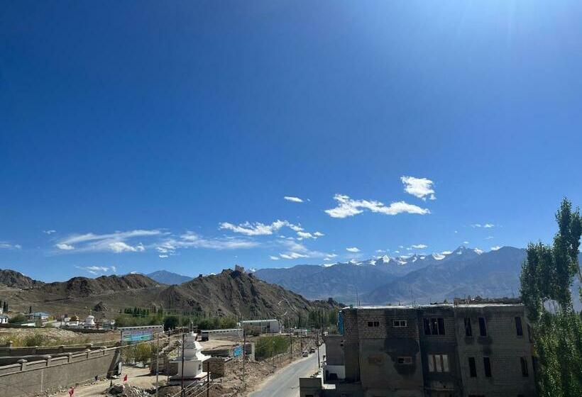 호텔 Crown Himalaya