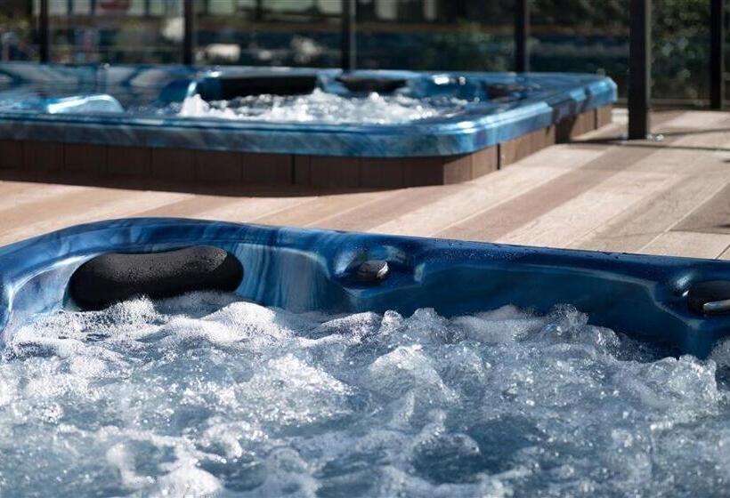 هتل Designer Suites   Versace On View