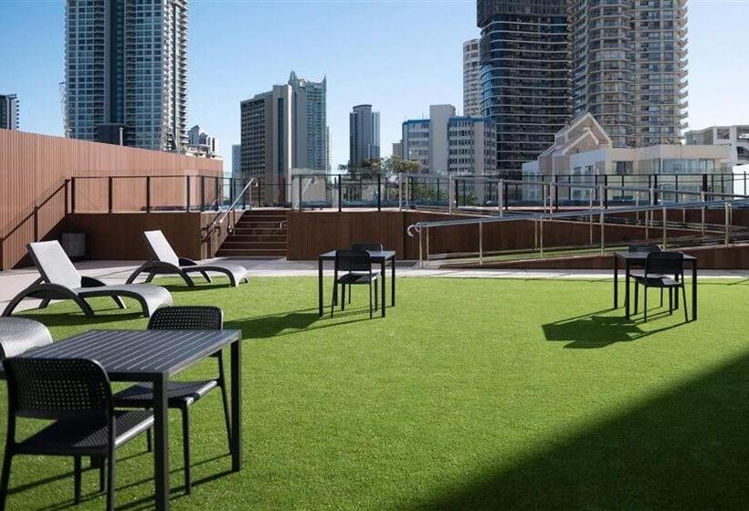 هتل Designer Suites   Versace On View