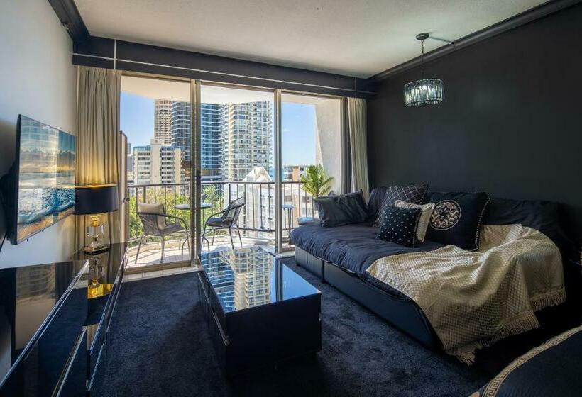 هتل Designer Suites   Versace On View