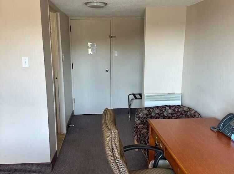 Bear S Den Lounge And Motel