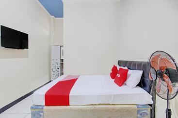 هتل Oyo 92594 Raja Ratu Homestay