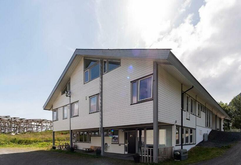 הוסטל Reine Basecamp   Apartments & Rooms