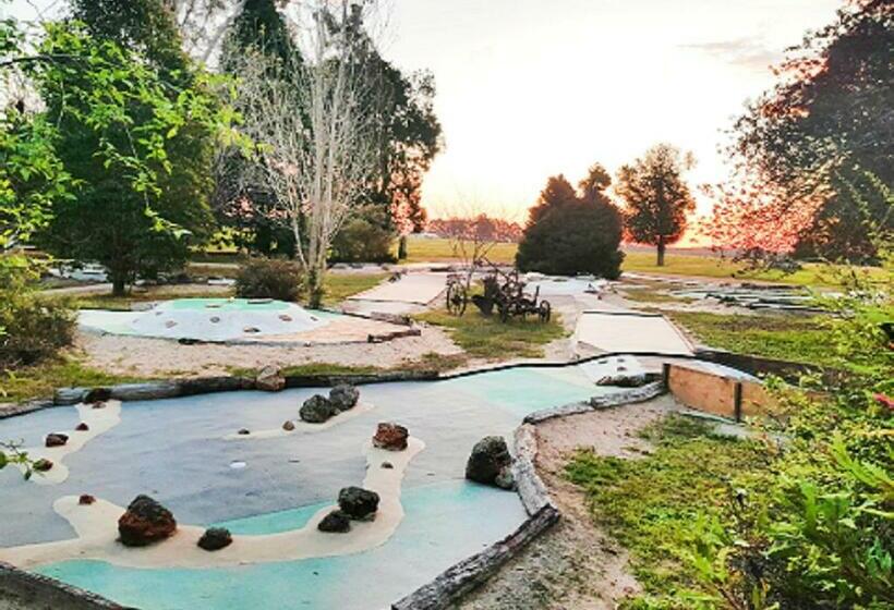 호스텔 Warradale Lodge And Mini Golf