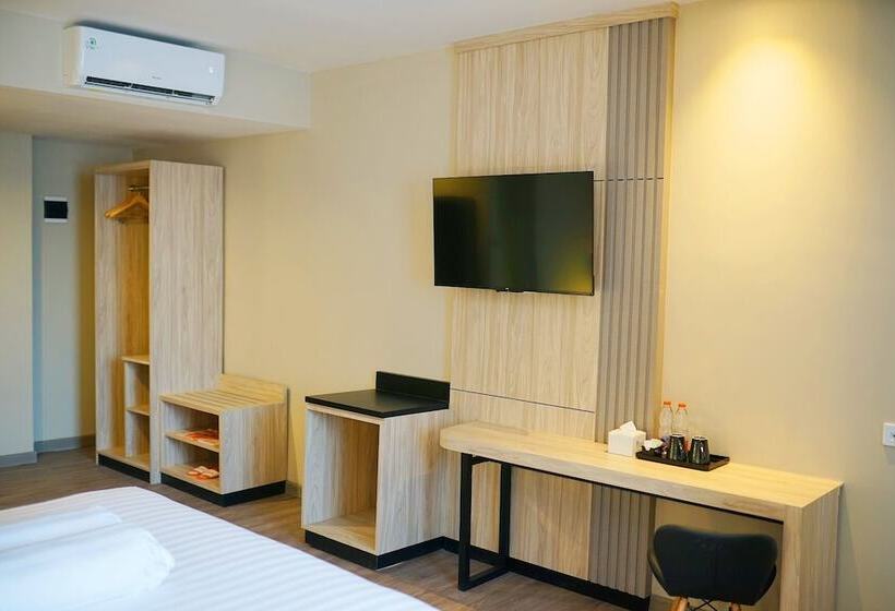 Front One Gosyen Hotel Salatiga