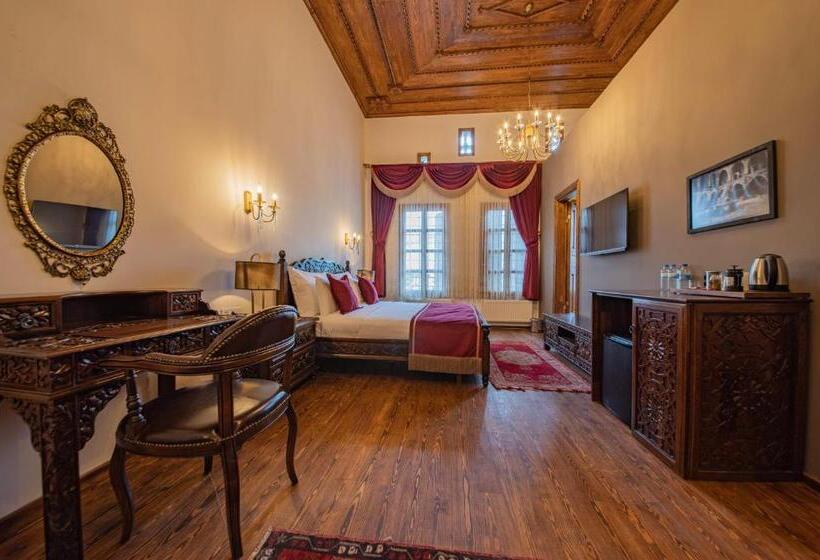 هتل Four Mansions