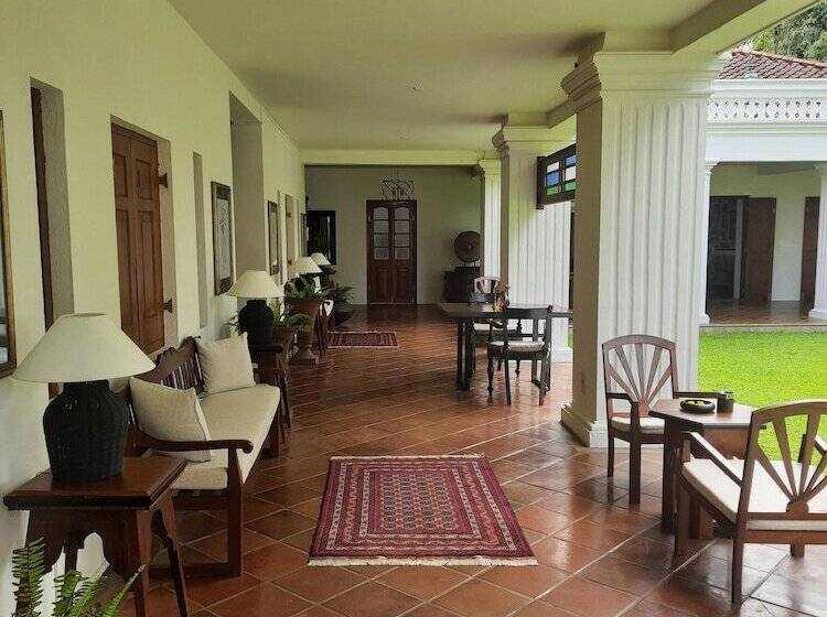 בית מלון כפרי Taru Villas Kandy