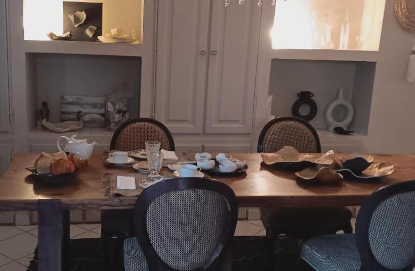 تختخواب و صبحانه La Maison Perchee