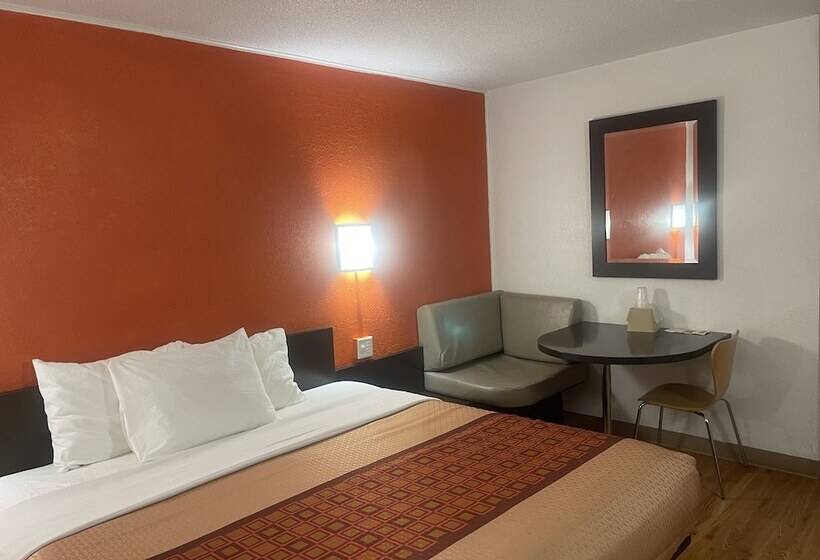 酒店 Regal 8 Inn & Suites