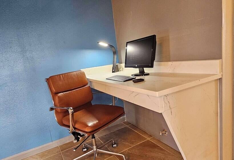 هتل Surestay Studio By Best Western Victoria