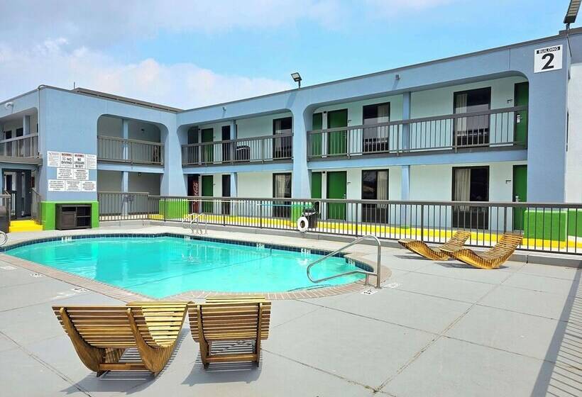 هتل Surestay Studio By Best Western Victoria