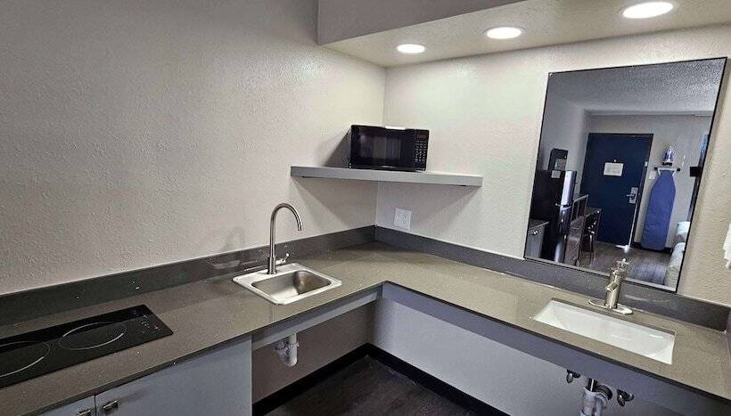 هتل Surestay Studio By Best Western Victoria