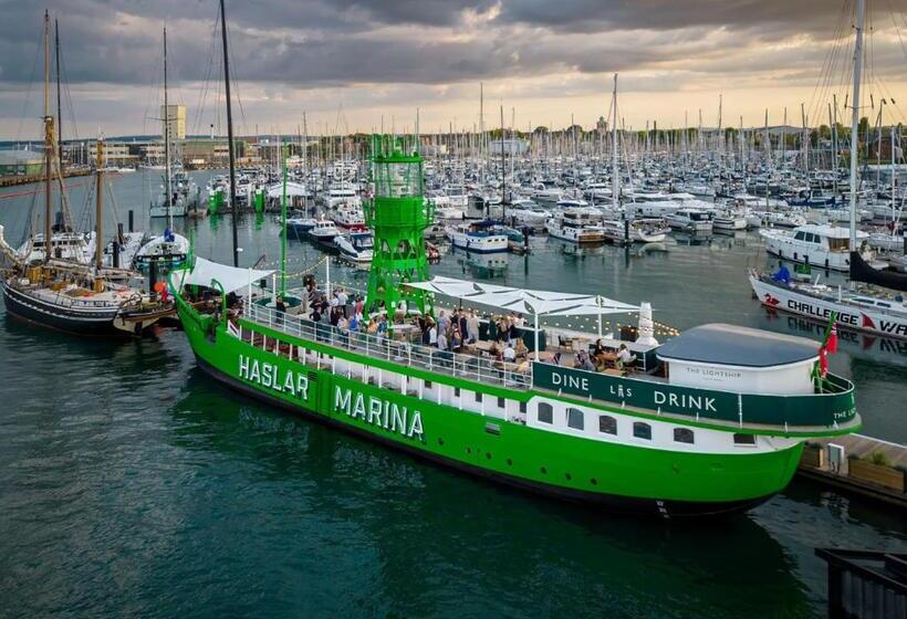 هتل Rooms At Haslar Marina