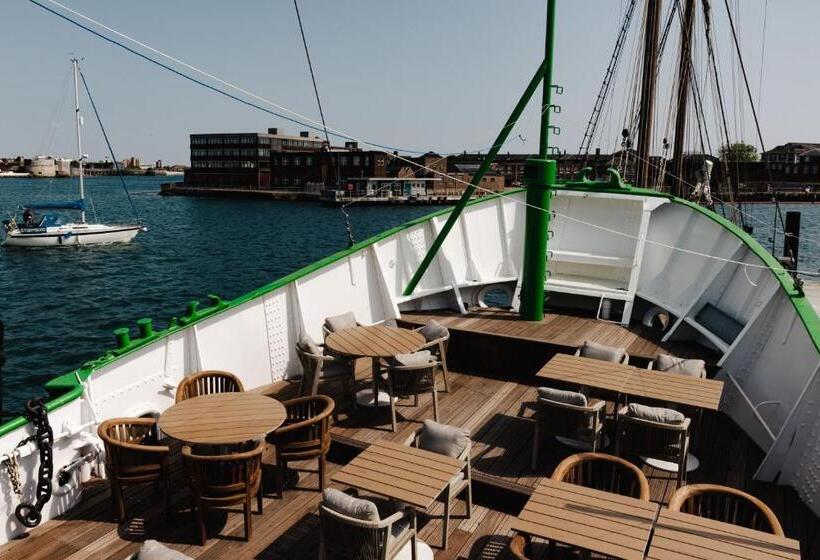 هتل Rooms At Haslar Marina