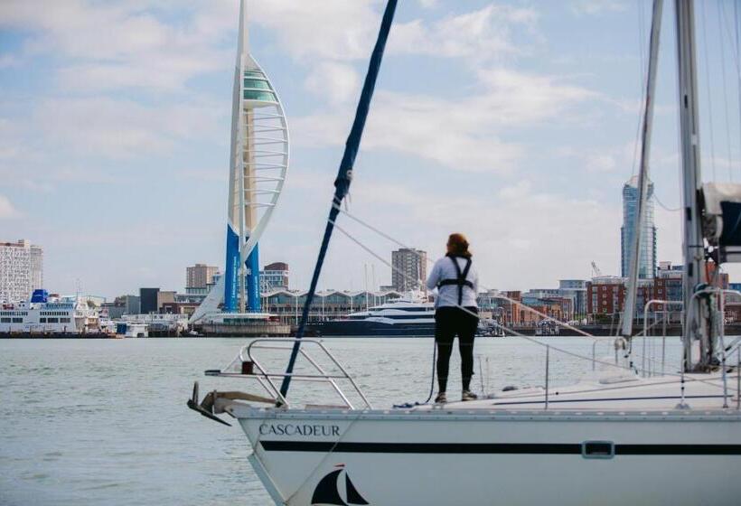 هتل Rooms At Haslar Marina