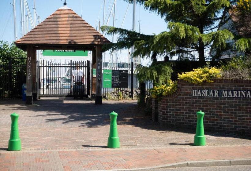 هتل Rooms At Haslar Marina