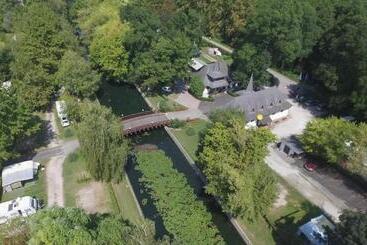 تختخواب و صبحانه Castrum Camping & Pension