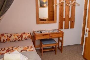 تختخواب و صبحانه Castrum Camping & Pension