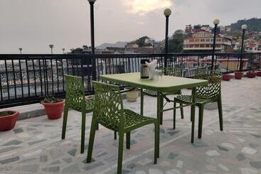 هتل The Abhinandan