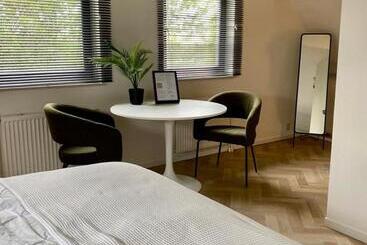 پانسیون Guesthouse At The Amstel River With 2br 2ba And Garden