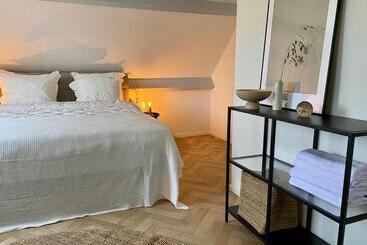 پانسیون Guesthouse At The Amstel River With 2br 2ba And Garden