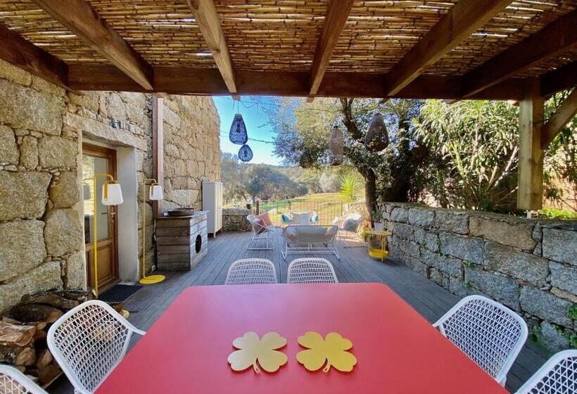 هتل Les Bergeries De Figari