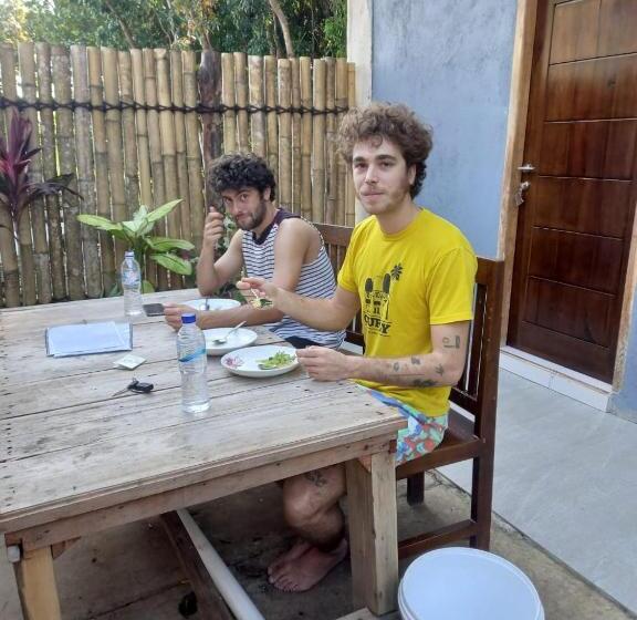 پانسیون Mahoni Guest House Labuan Bajo