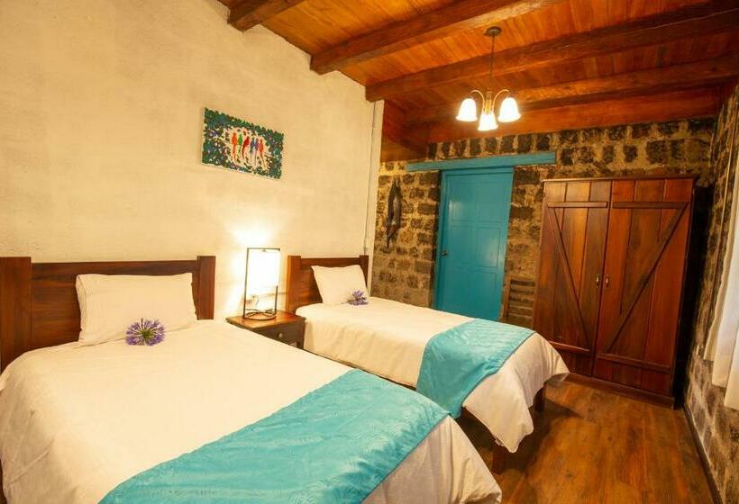 هتل Niebli Historical Farm And Lodge At Pululahua Volcano