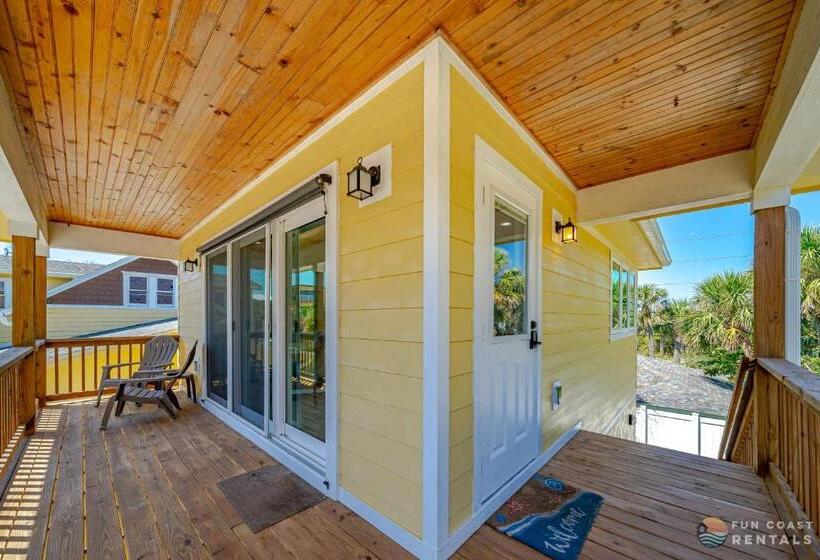 پانسیون Guesthouse Loft Steps From The Beach With Balcony And Barbecue Grill