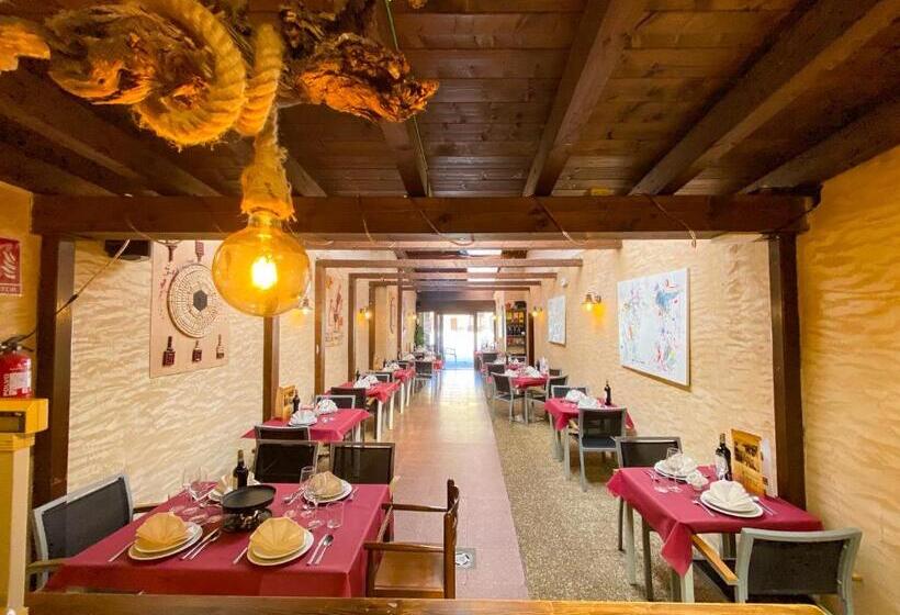 هتل Hostal Ainoa