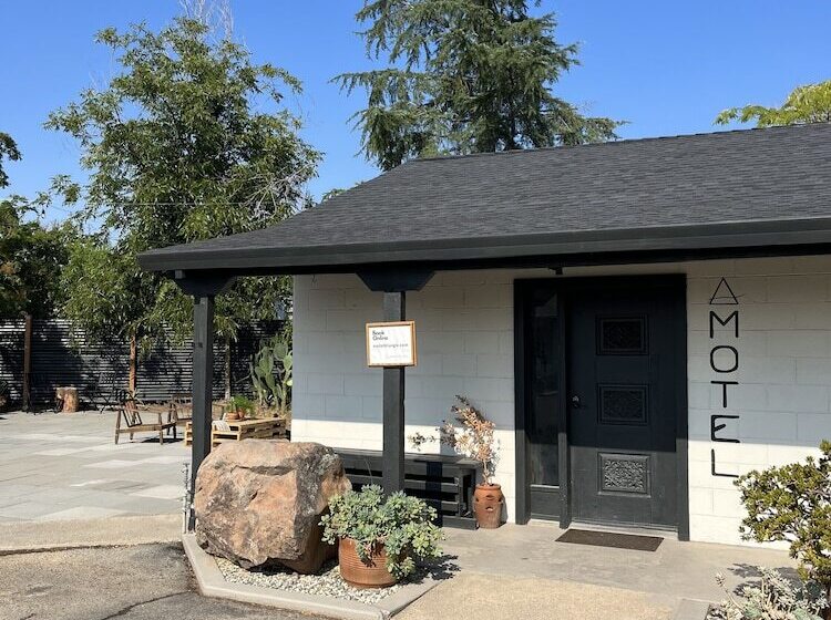 Triangle Motel