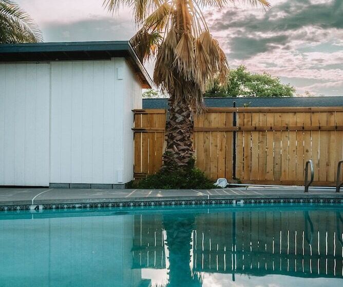 Triangle Motel