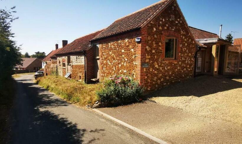 مبيت وإفطار The Norfolk Haybarn