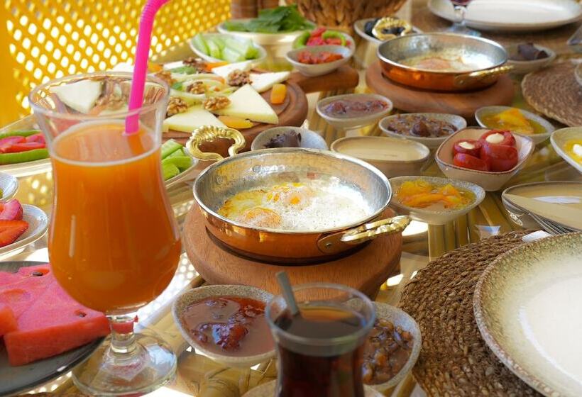 Nuri̇ye Alacati