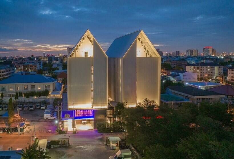 هتل Blue Hippo