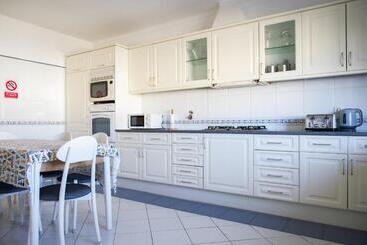 هاستل Wakeup Triplex House