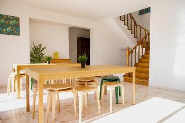 هاستل Wakeup Triplex House