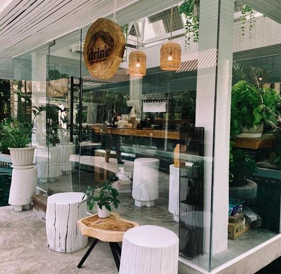 Отель บ้านนารีสอร์ท