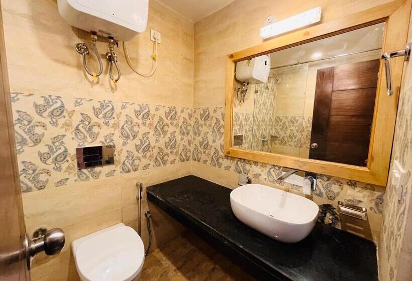 Отель Pinerock & Cafe, Mussoorie   Mountain View Luxury Rooms With Open Rooftop Cafe