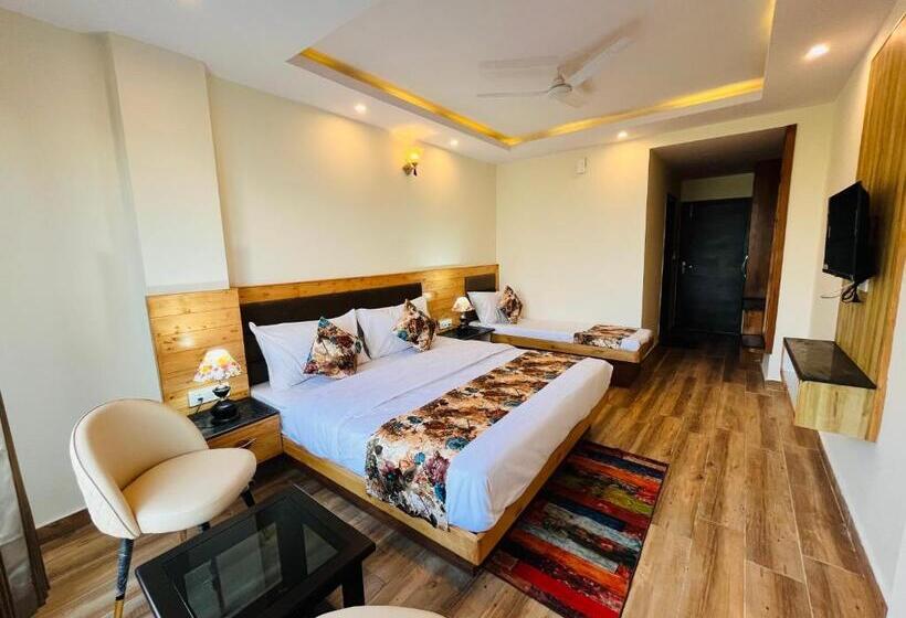 Отель Pinerock & Cafe, Mussoorie Mountain View Luxury Rooms With Open Rooftop Cafe