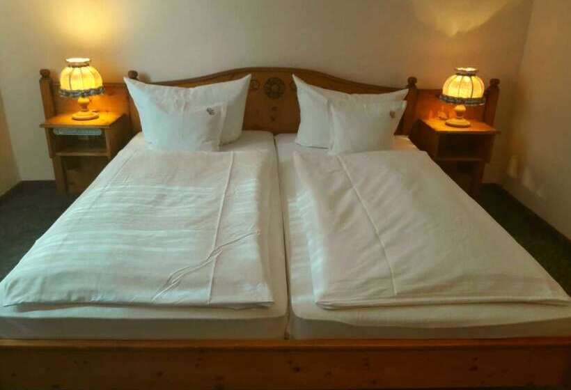 בית מלון כפרי Zur Krone