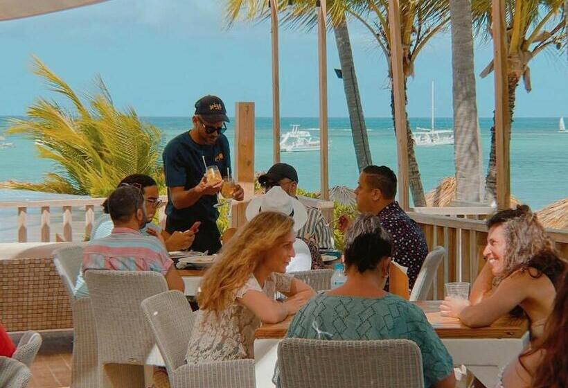 هتل Vacation Studios With Rooftop Pool, Beach Club, Restaurants   Playa Los Corales