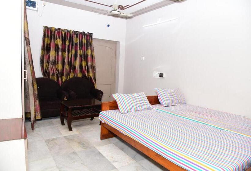 מוטל Varsha Residency