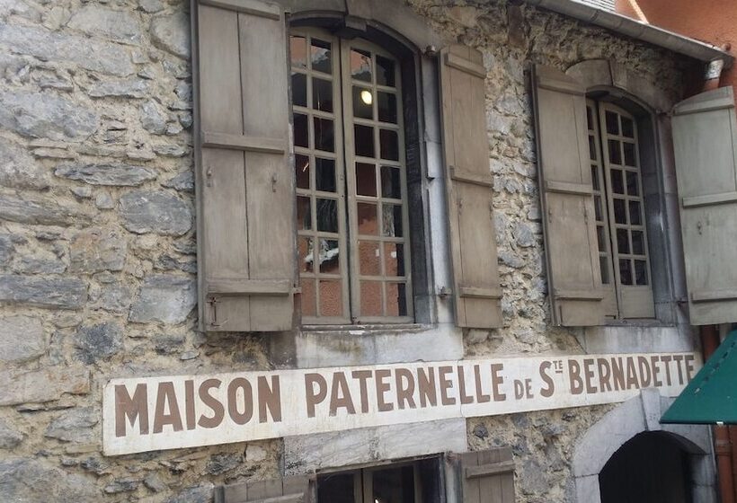 هتل Au Berceau De Bernadette