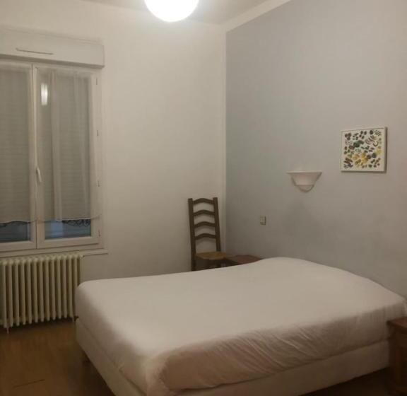هتل Hôtel Des Couronnes Châteaudun