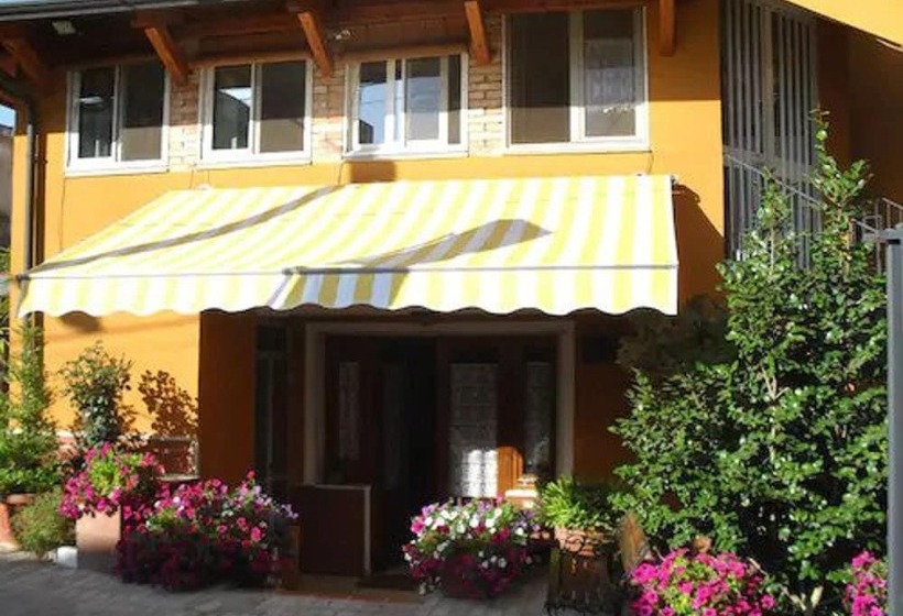 هتل Bed & Breakfast Villa Mena
